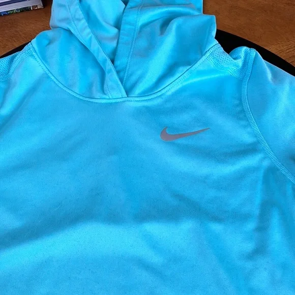 Nike Drifit top - Picture 2 of 5